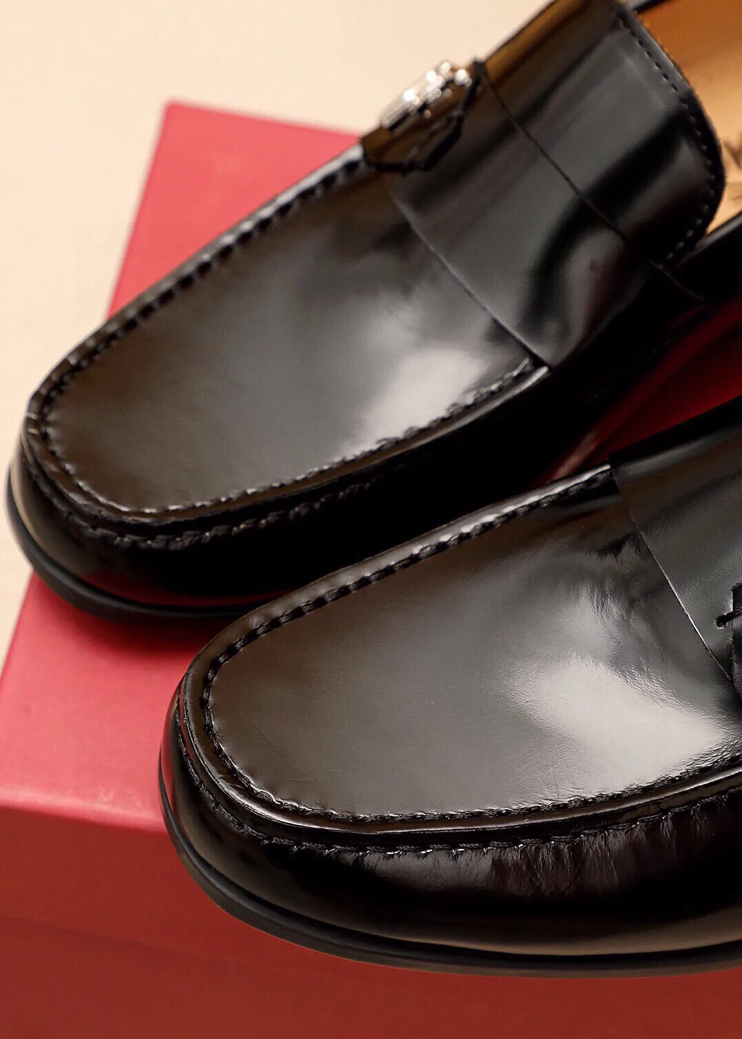 Men's shoes 💰480 💐 Product trademark: Ferragamo "Ferragamo" casual leather shoes Regular size: 38-44 (45🉑️customized) Product materials: Selected imported first-layer open-edge beaded cowhide leather upper + luxury hardware buckle, imported water-dyed cowhide leather lining. Strong three-dimensional visual effect, original outsole color: 4⃣️seed leather materials available